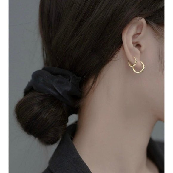 Silver Huggies Diamond Cut Hoops/Geometric Huggie Earrings- 10mm Gold SH037 - Picture 6 of 13